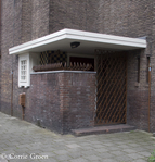 "Achter"- ingang met hek en elegante pennen op het muurtje.
<br/>
Corrie Groen- Pickhard, 2015-08-05